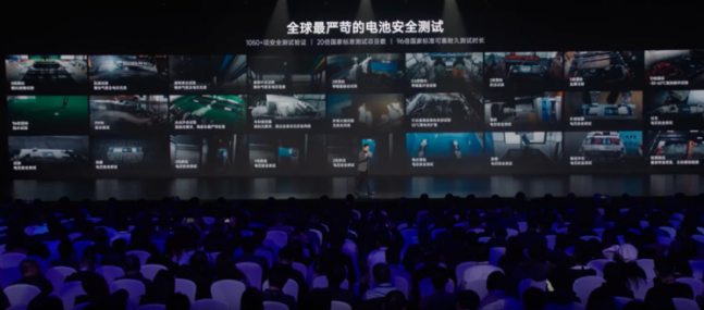 레이쥔 샤오미 회장이 28일 중국 베이징에서 개최된 샤오미 기술 컨퍼런스에서 신차 발표에 앞서 탑재 기술에 대해 설명하고 있다.