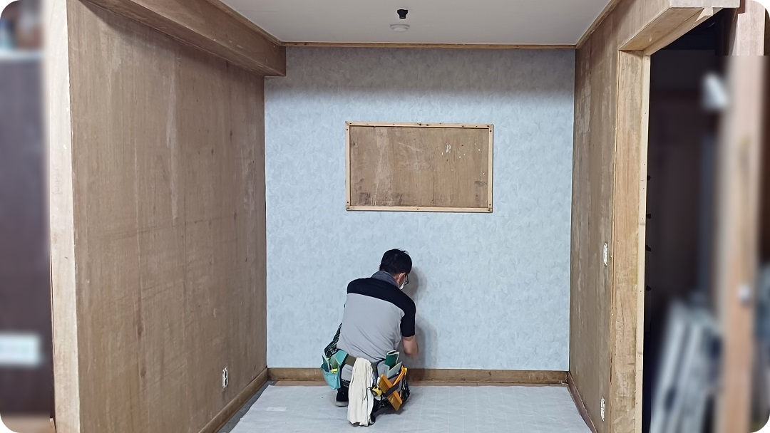 천장과-B벽-실크지-시공하는-모습