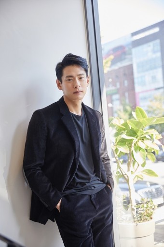 전쟁 중 유태오는 과거 결혼해 니키리와 아이를 낳았다. 29