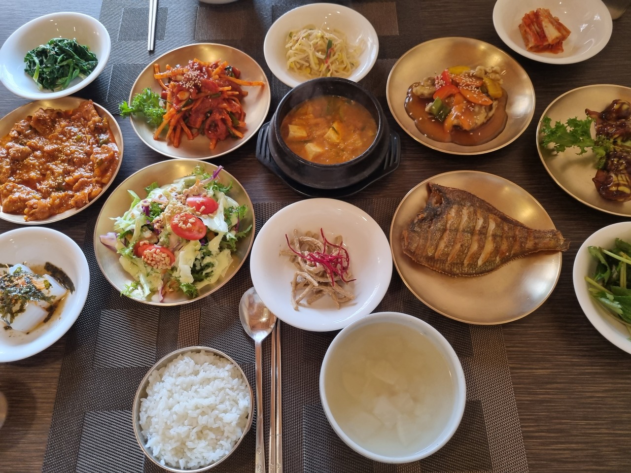 "야! 음식에 약 탄 것도 네가 그런 거야? "오빠 결혼 앨범에 있는 새언니 얼굴을 볼펜으로 새까맣게 칠해놓은 정신 나간 시누이가 넘지 말아야 할 선을 넘는데…