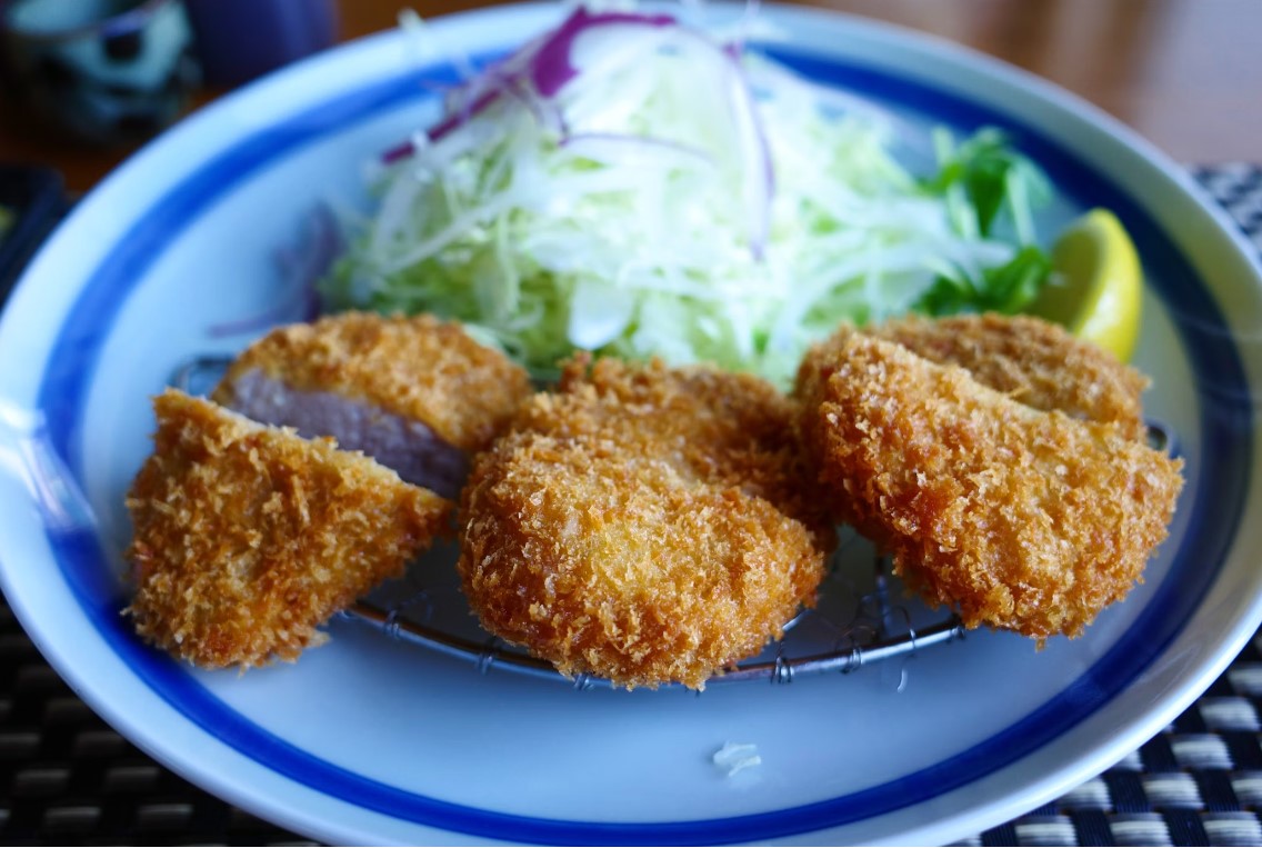 고소하고 바삭한 맛의 정석&#44; 명동돈가스: 완벽한 돈가스 경험