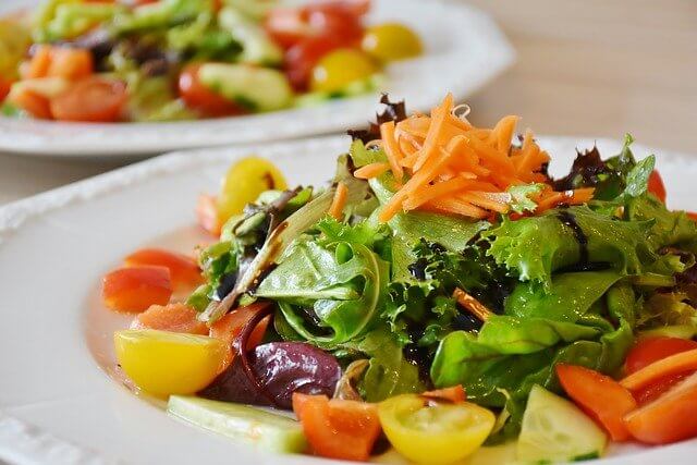 접시에-담겨져-있는-야채-샐러드-사진