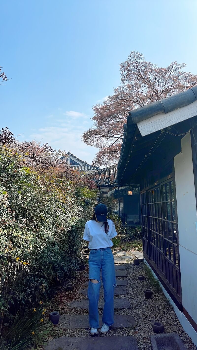 이쁜_한옥마을의_골목한켠에서_여자친구를_찍어줬다