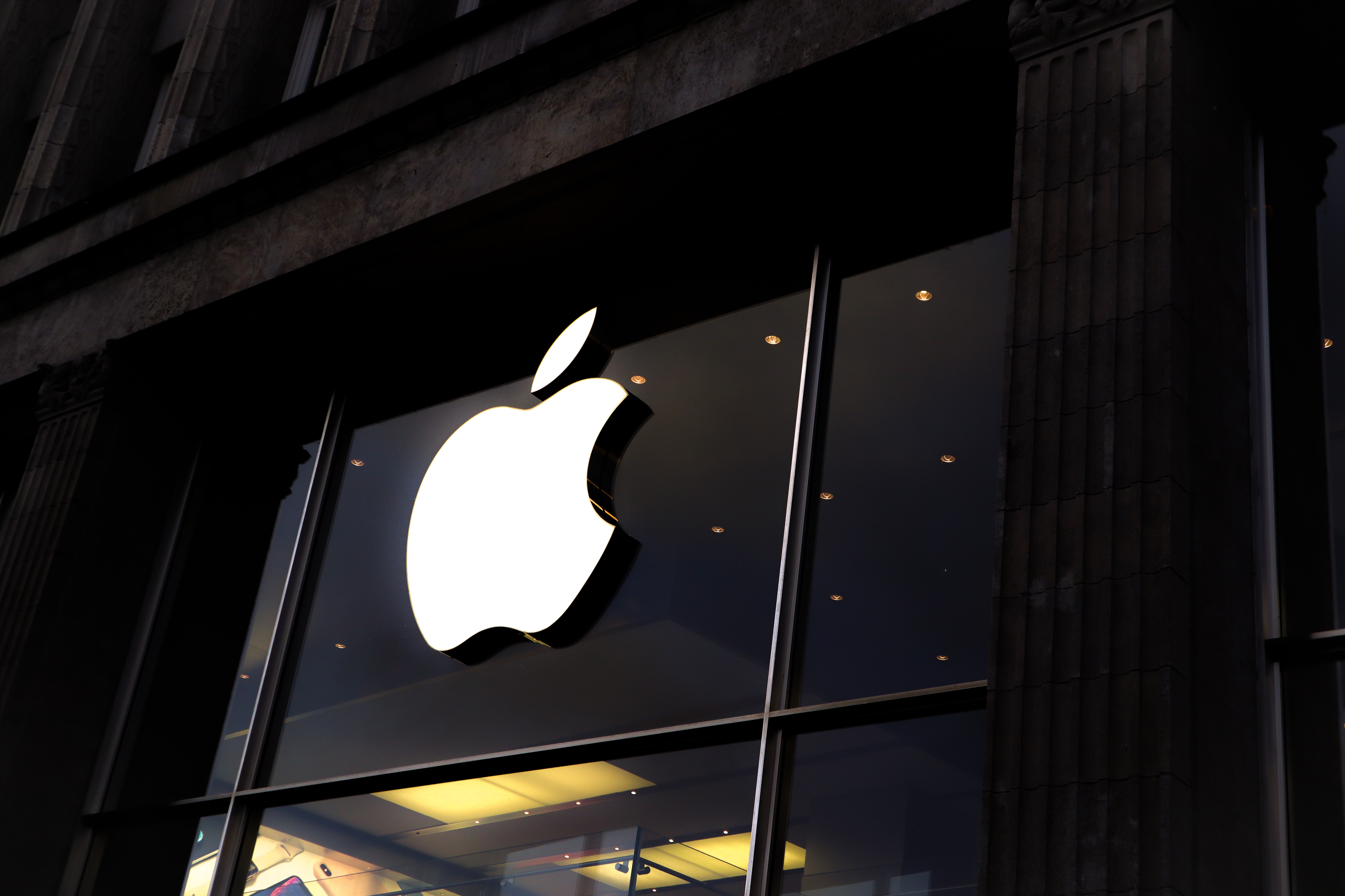 애플 로고가 있는 창문