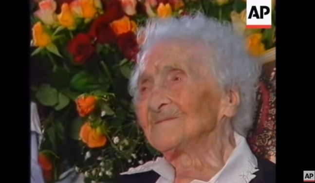 1997년 122살로 사망한 프랑스의 잔 칼망은 기네스북에 &#39;세계에서 가장 오래 산 사람&#39;으로 올라 있다. 1995년 2월 120살 생일을 맞았을 때의 모습이다