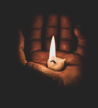 손바닥위의-촛불