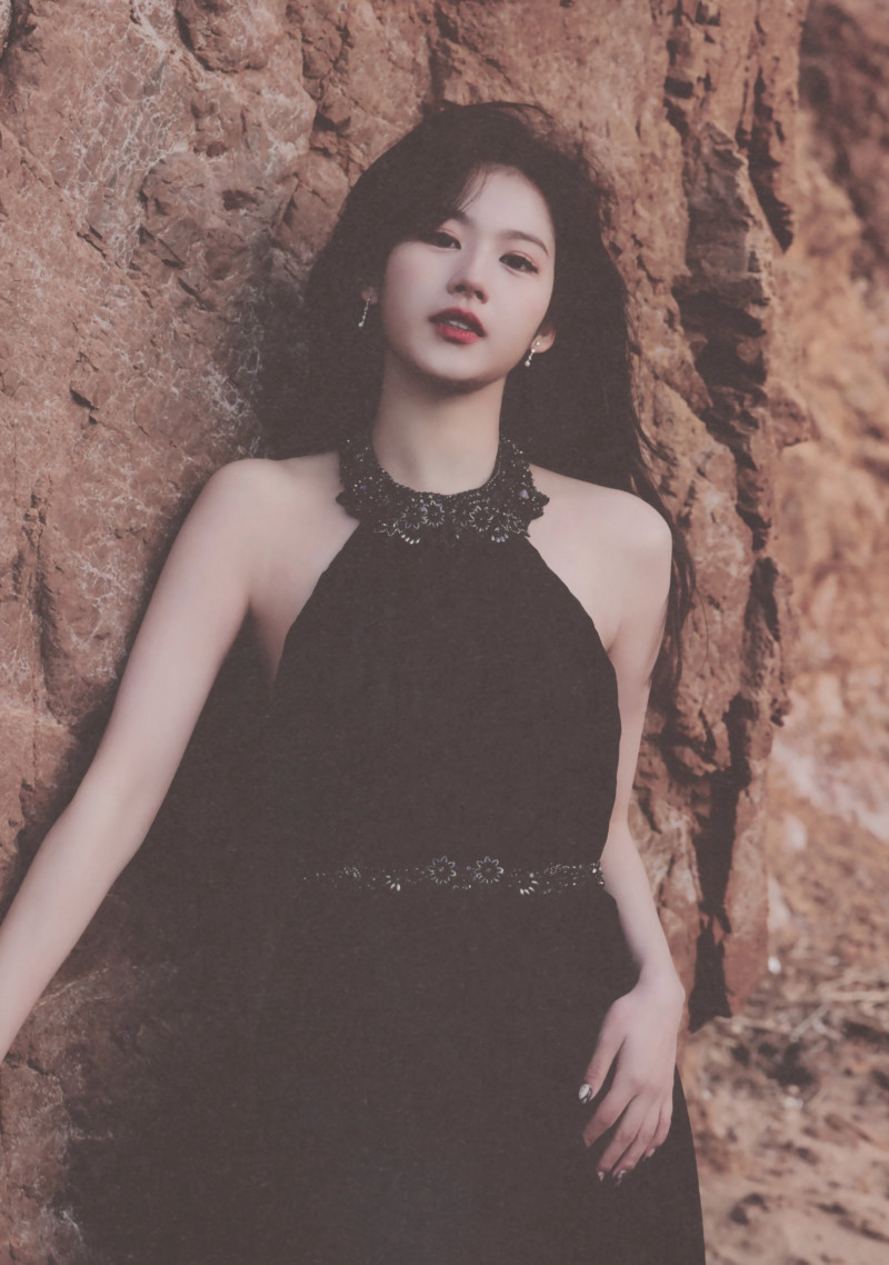  트와이스 사나 화보집 블랙 등파인 드레스 사진