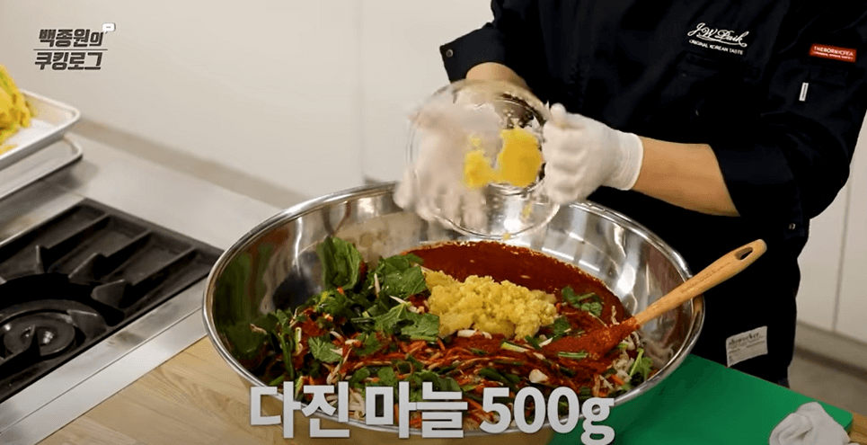 김칫소에-다진마늘-넣는-이미지