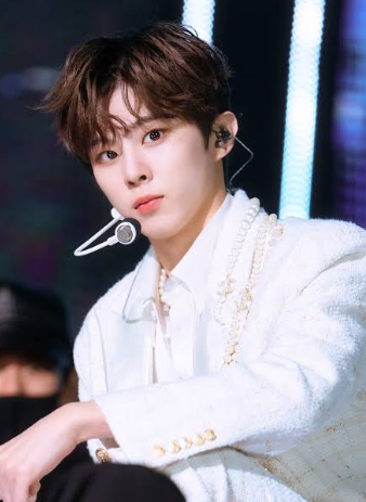 김우석