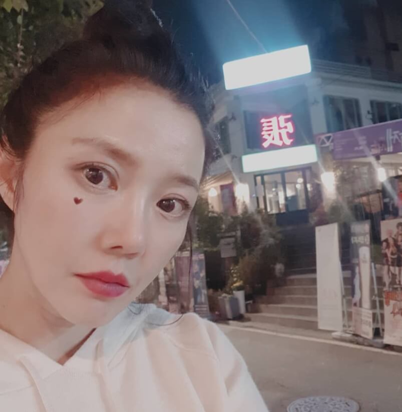 머리묶은여성의모습