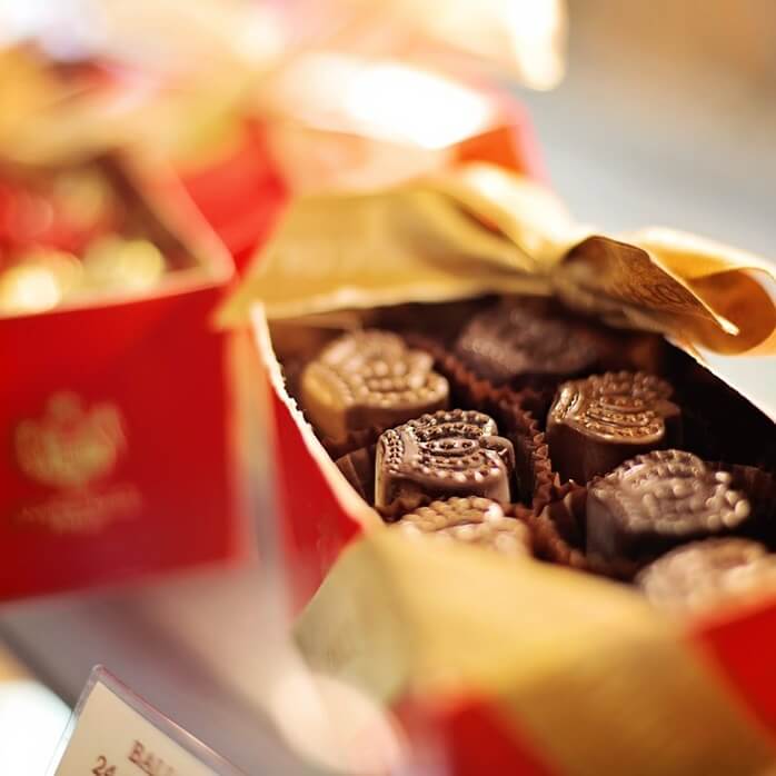 빨간색 상자와 금색 리본으로 장식된 초콜릿