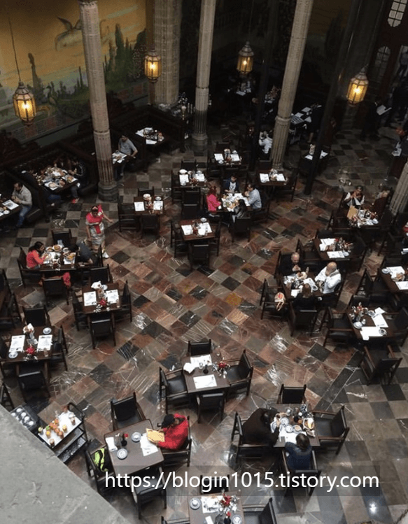 멕시코의 유명 레스토랑 체인 멕시코시티점&#44; 삼본스(Sanborns)
