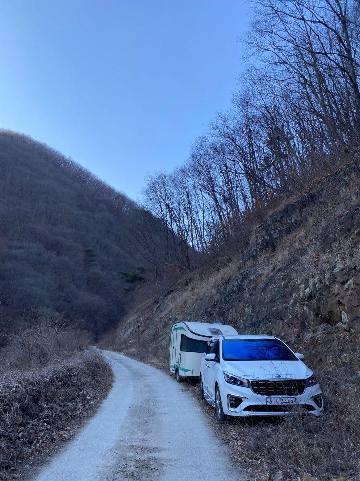 절벽-옆으로-새워진-카니발과-카라반