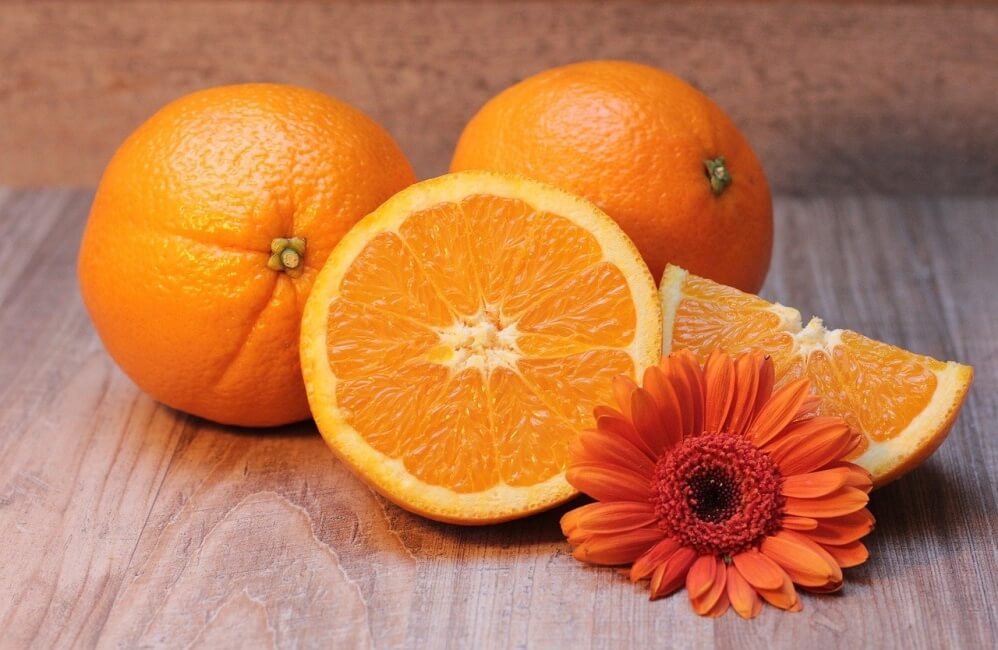  탁자-위에-올려져있는-오렌지