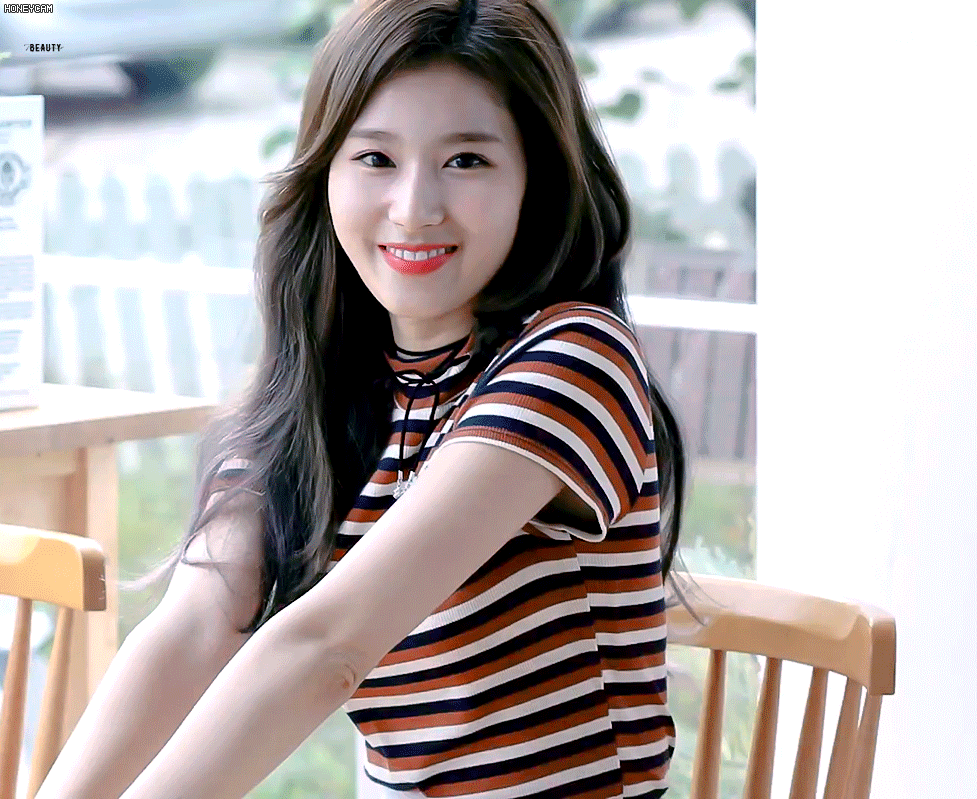  여대생 느낌의 트와이스 사나