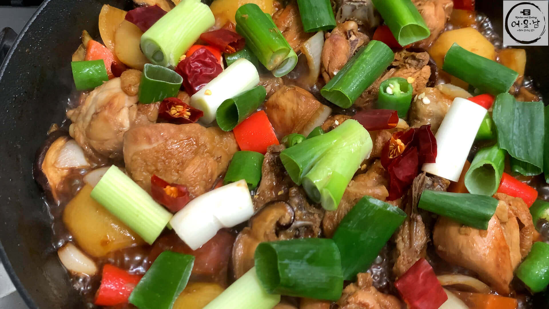 간장찜닭_졸이기_남은야채넣기