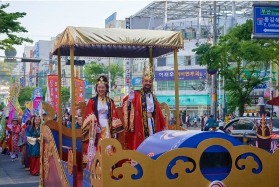 수로왕과 허황후의 행진