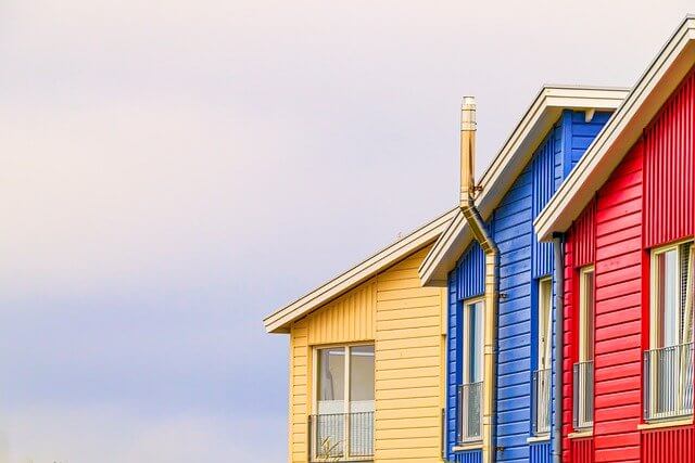 노랑 파랑 빨강의 집 모양이 나란히 있는 모습