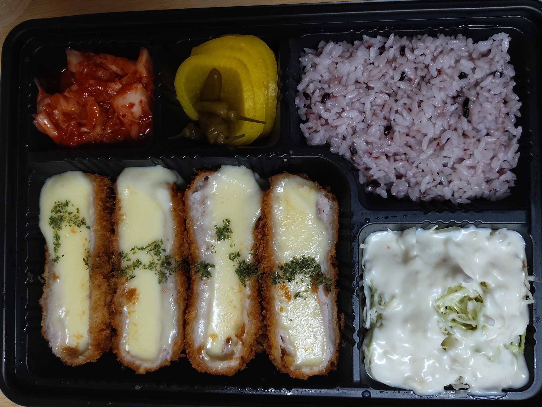 치즈돈까스, 밥, 김치, 단무지, 양배추 샐러드