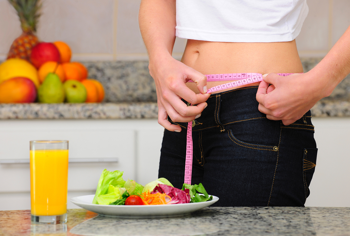 다이어트 식단으로 허리 둘레를 줄이는 여성