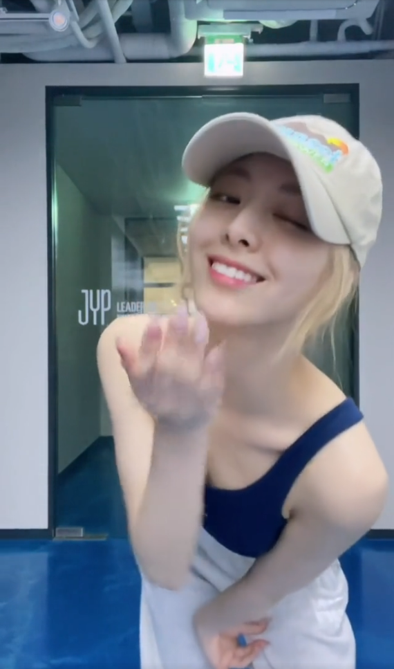  혼자 춤추는 원오프숄더 크롭탑 ITZY 유나