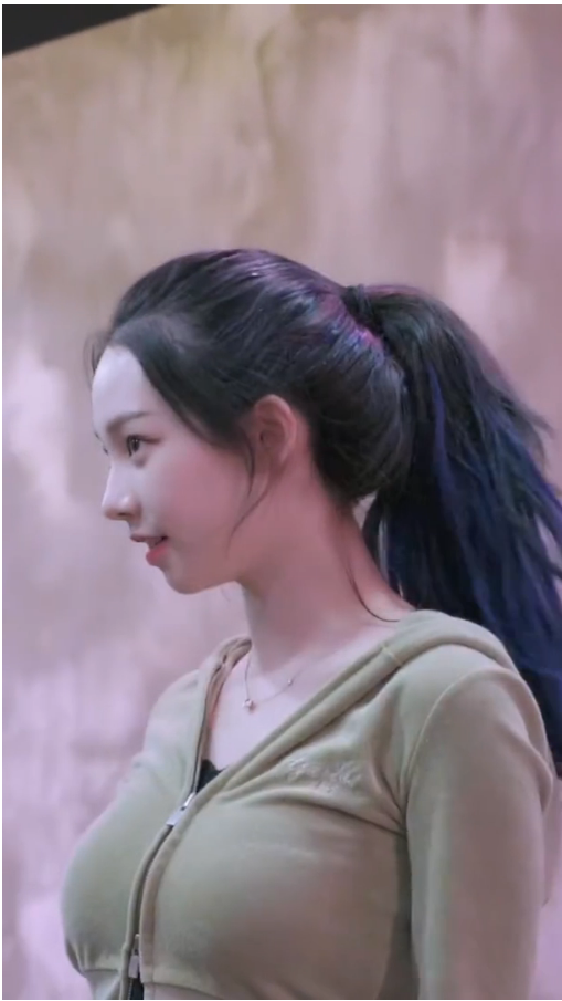  지퍼가 버티질 못하는 카리나 안무 움짤 gif