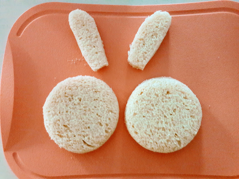 식빵으로-토끼얼굴-귀를-만들어-놓은-사진
