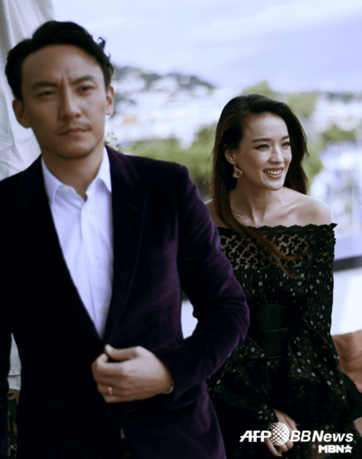 장첸과 서기가 한때 연인이었을 때 행사장에 들어가면서 찍힌 사진