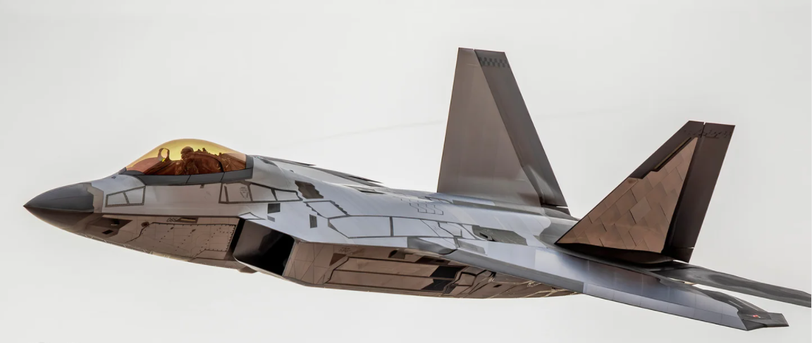 광이 나는 메탈 소재로 보이는 코팅을 적용한 F-22 Raptor