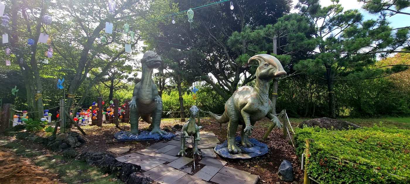 곶자왈 입구 앞 공룡들