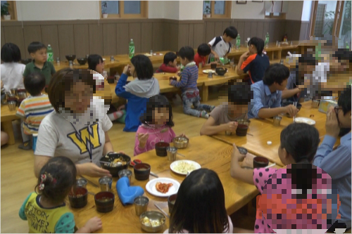 "세상 의지할 곳 하나 없이 고아로 살아온" 저에게 시어머니는 저를 친딸처럼 사랑으로 대해주셨어요. 어머님이 돌아가시고 건넨 물건에 저는 주저앉아 오열하고 말았습니다.