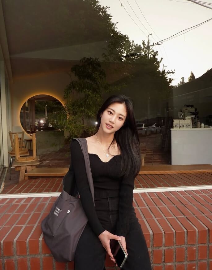 검정색옷을입은-긴머리여성의모습