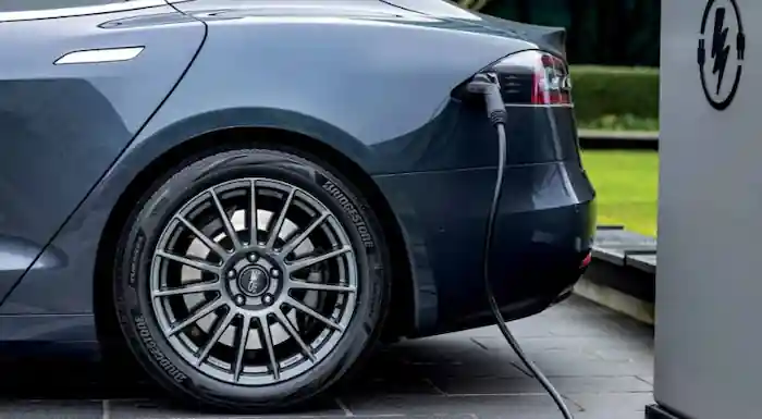 테슬라 모델 S에 장착된 Turanza EV 타이어 (출처: 브리지스톤 공식 홈페이지)