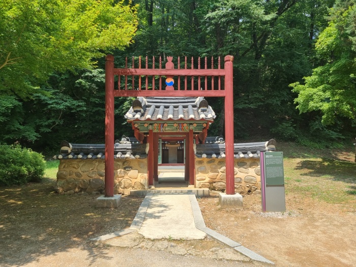 엄흥도-정려각