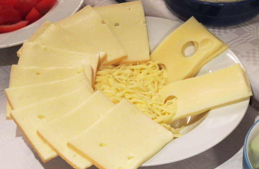 4각형 슬라이스 치즈와 잘게 잘게 잘린 치즈