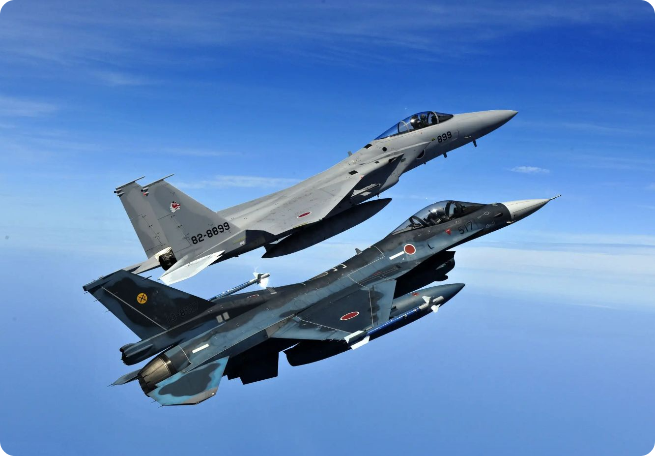 일본의 F-16 파생형인 F-2 전투기와 F-15 파생형인 F-15J