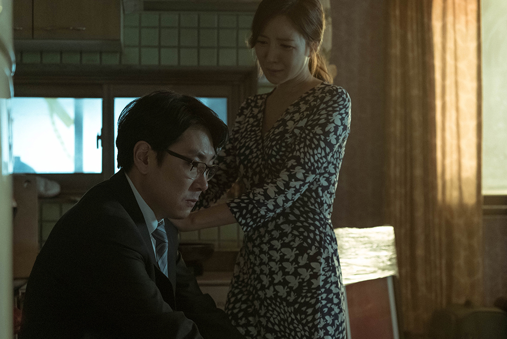 내과의사 승훈의 집에 아내 수정이 방문해서는 충격을 받고 연민의 시선을 보내는 영화 '해빙'의 스틸컷