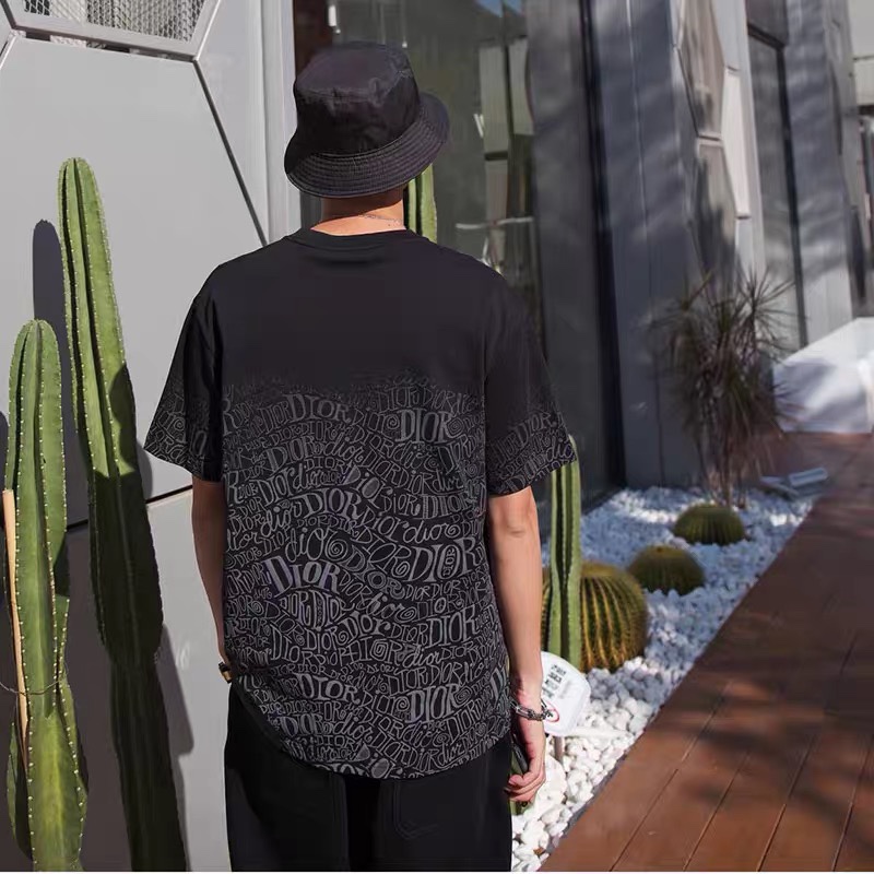  [DIOR x STUSSY] 디올 X 스투시 숀 그라데이션 멀티 로고 반팔 티셔츠 (2 COLOR)