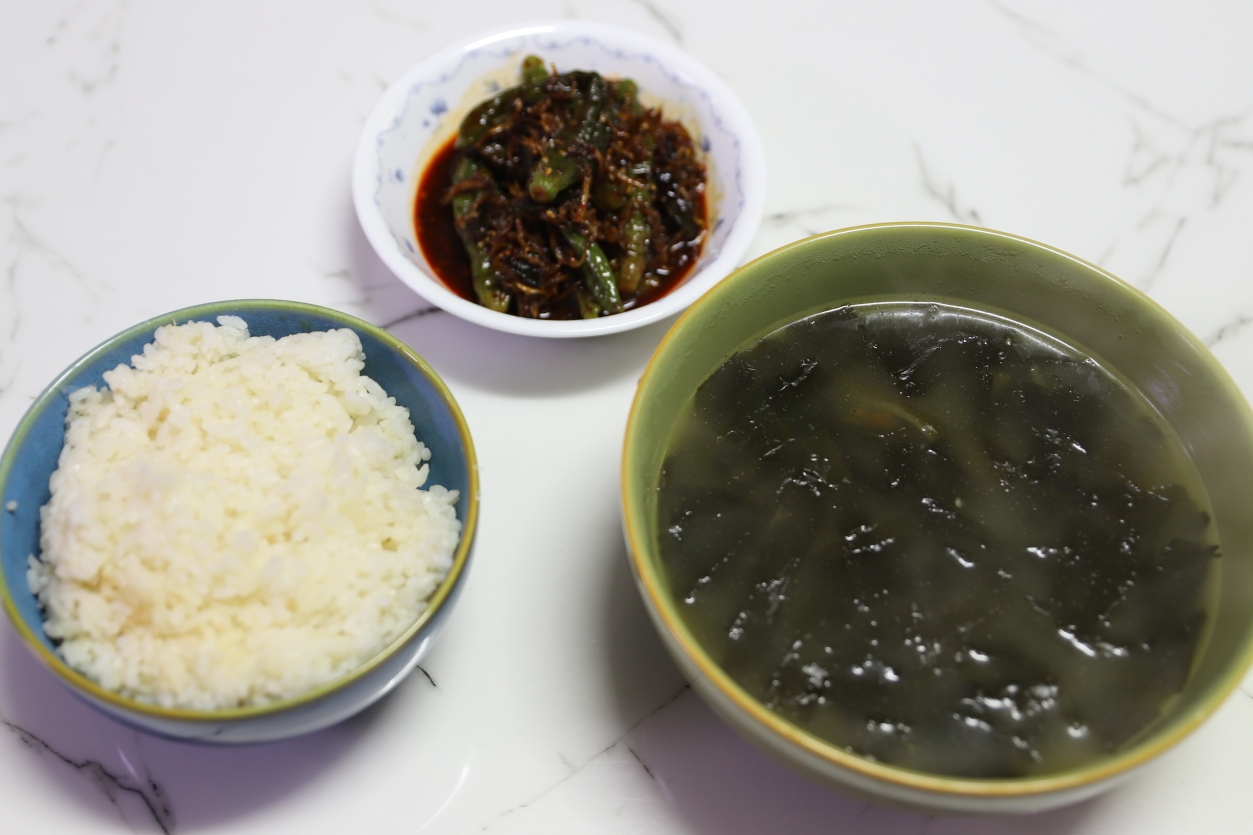 미역국과 밑반찬으로 곁들인 꽈리고추 멸치볶음