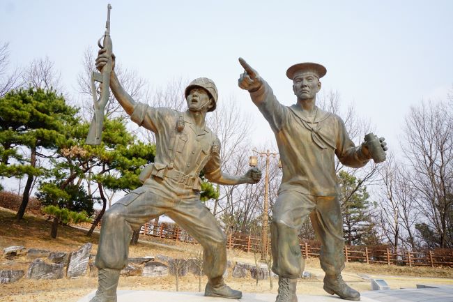 칼빈소총과 수류탄을 들고 포효하는 용사들 2, 푸른 하늘, 뒤로는 숲,