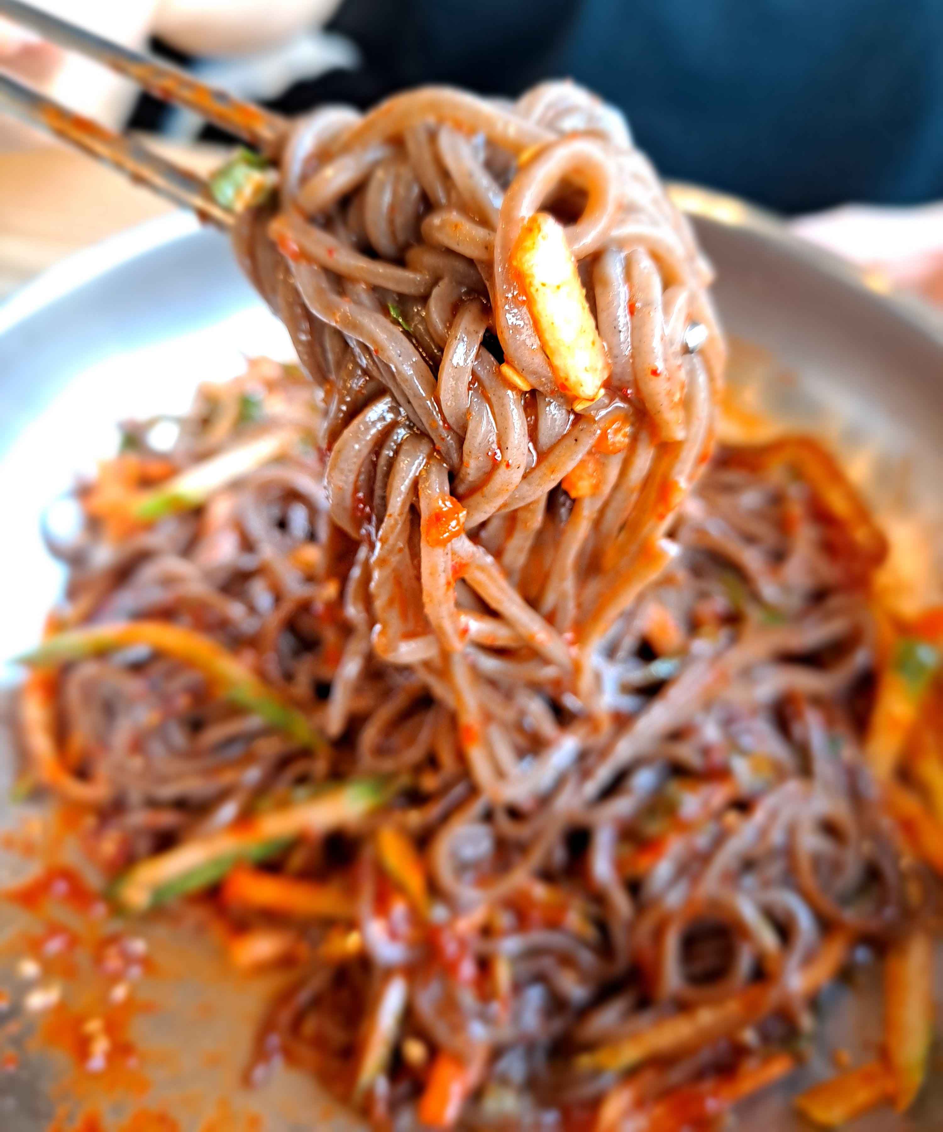 모두동 비빔모밀 한젓가락