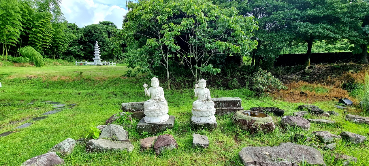 사찰 정원의 작은 부처님상