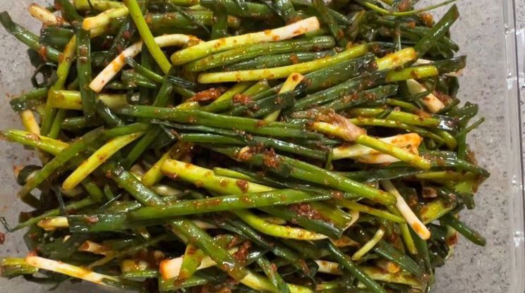 김치통에 잘 보관된 파김치