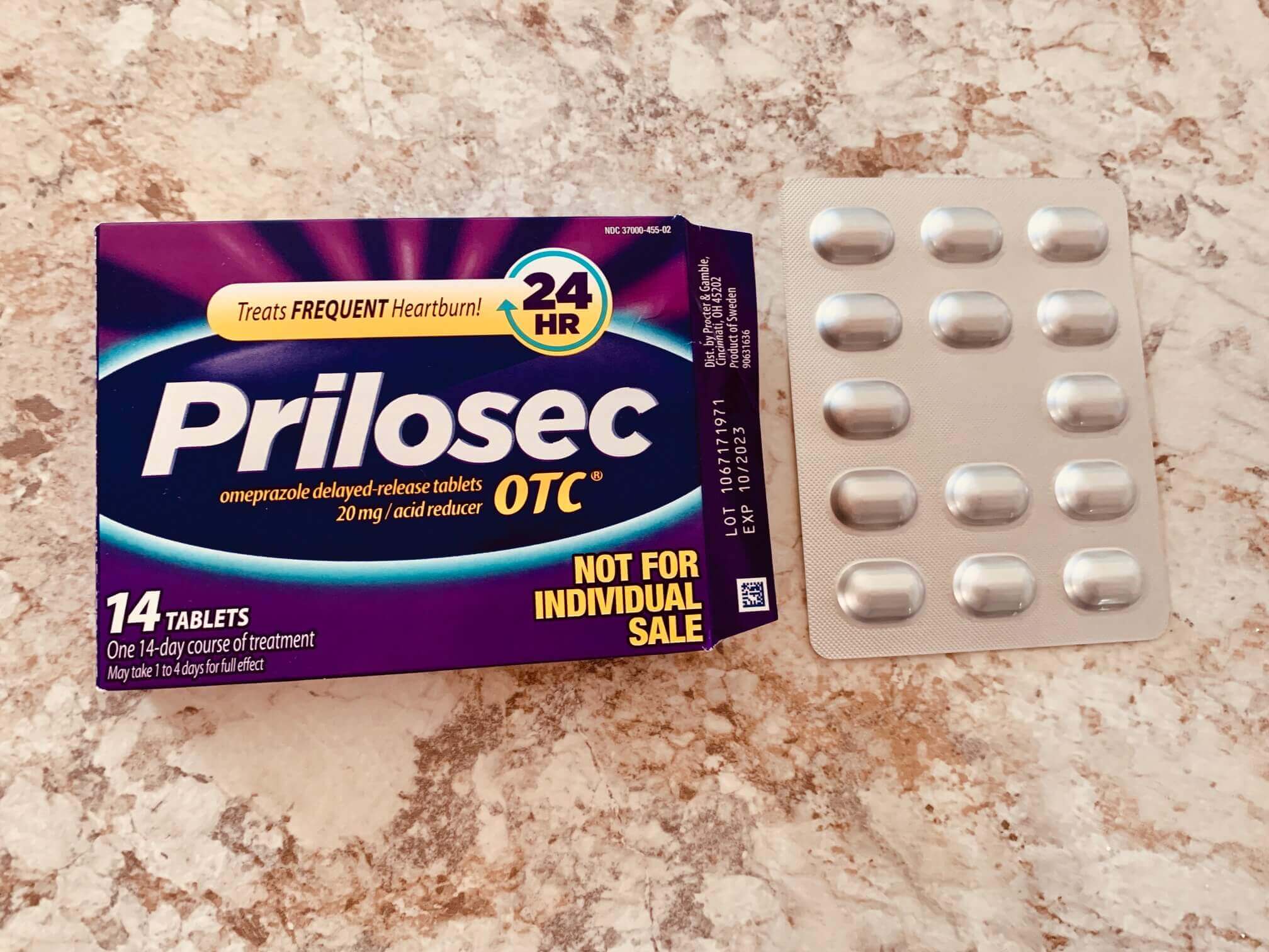 Prilosec-약박스와-은색-알약-캡슐이-보이는-모습