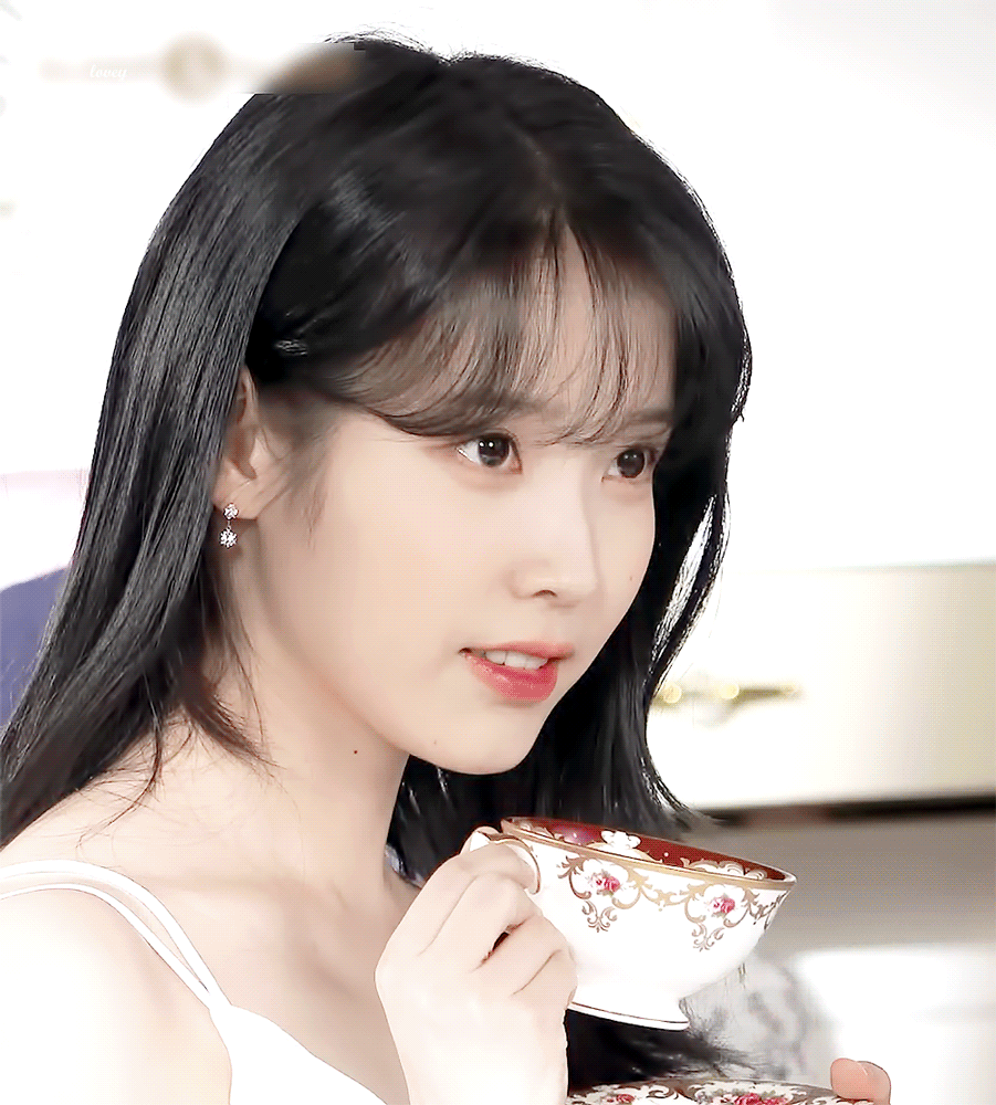  침대 위 이브자리 아이유
