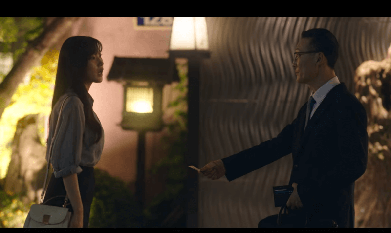 사랑의 이해 5회 지점장이 안수영에게 택시비를 건네다(출처: 넷플릭스)