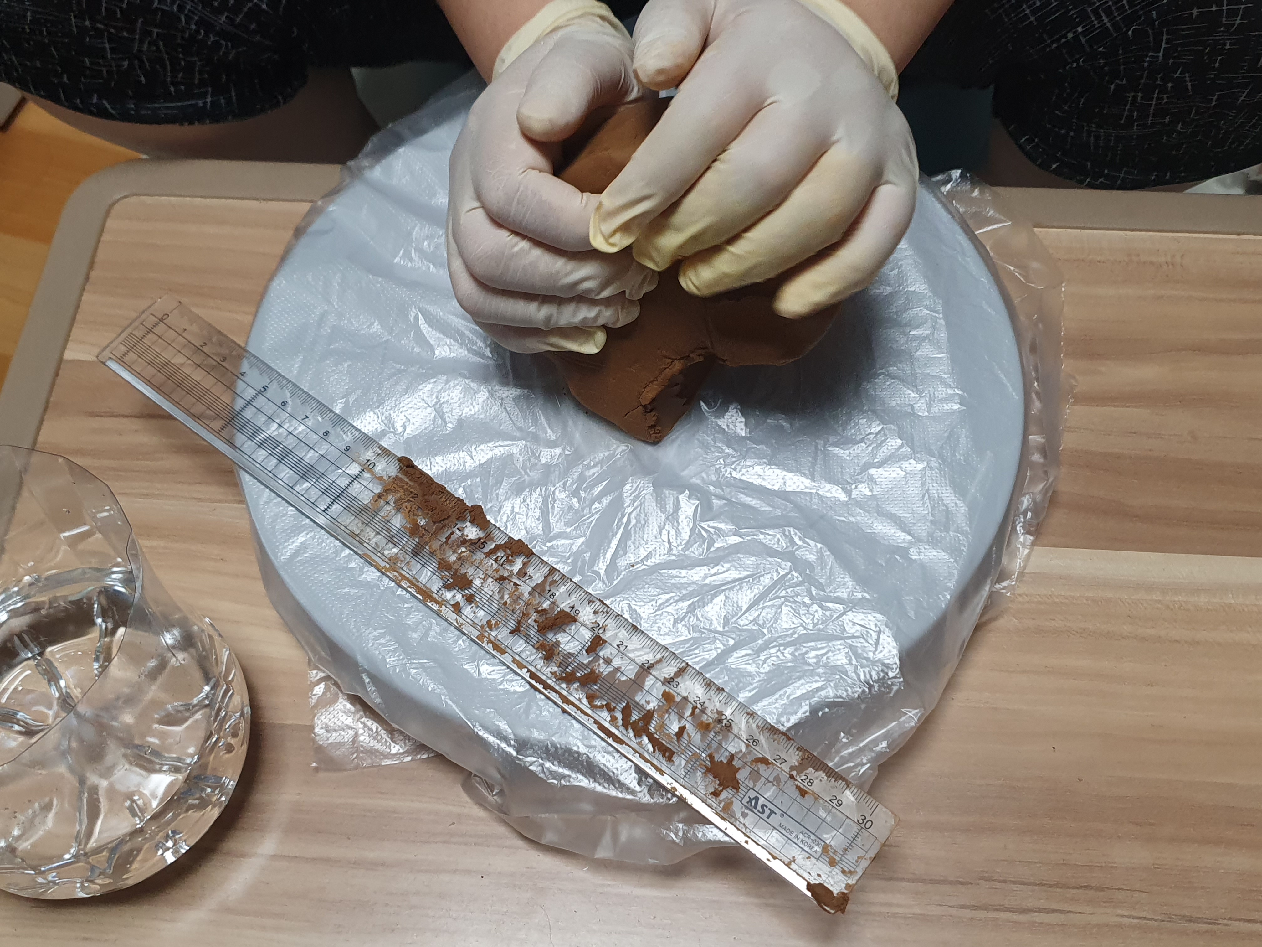 도데체 찰흙으로 뭘 하고 있는 것일까요?