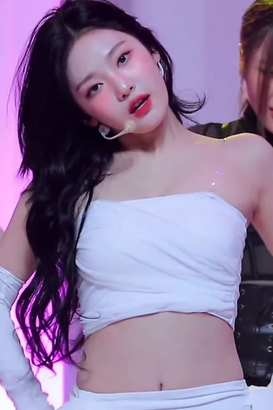  하얀 튜브탑 초미니스커트 에스파 닝닝 무대 움짤 gif