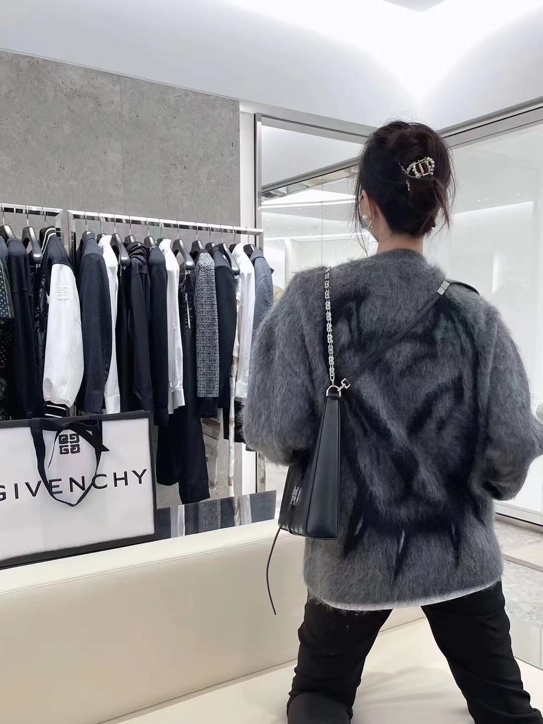  [GIVENCHY] 지방시 태그 이펙트 도그 프린트 모헤어 니트 스웨터 BM90H04Y9D-069
