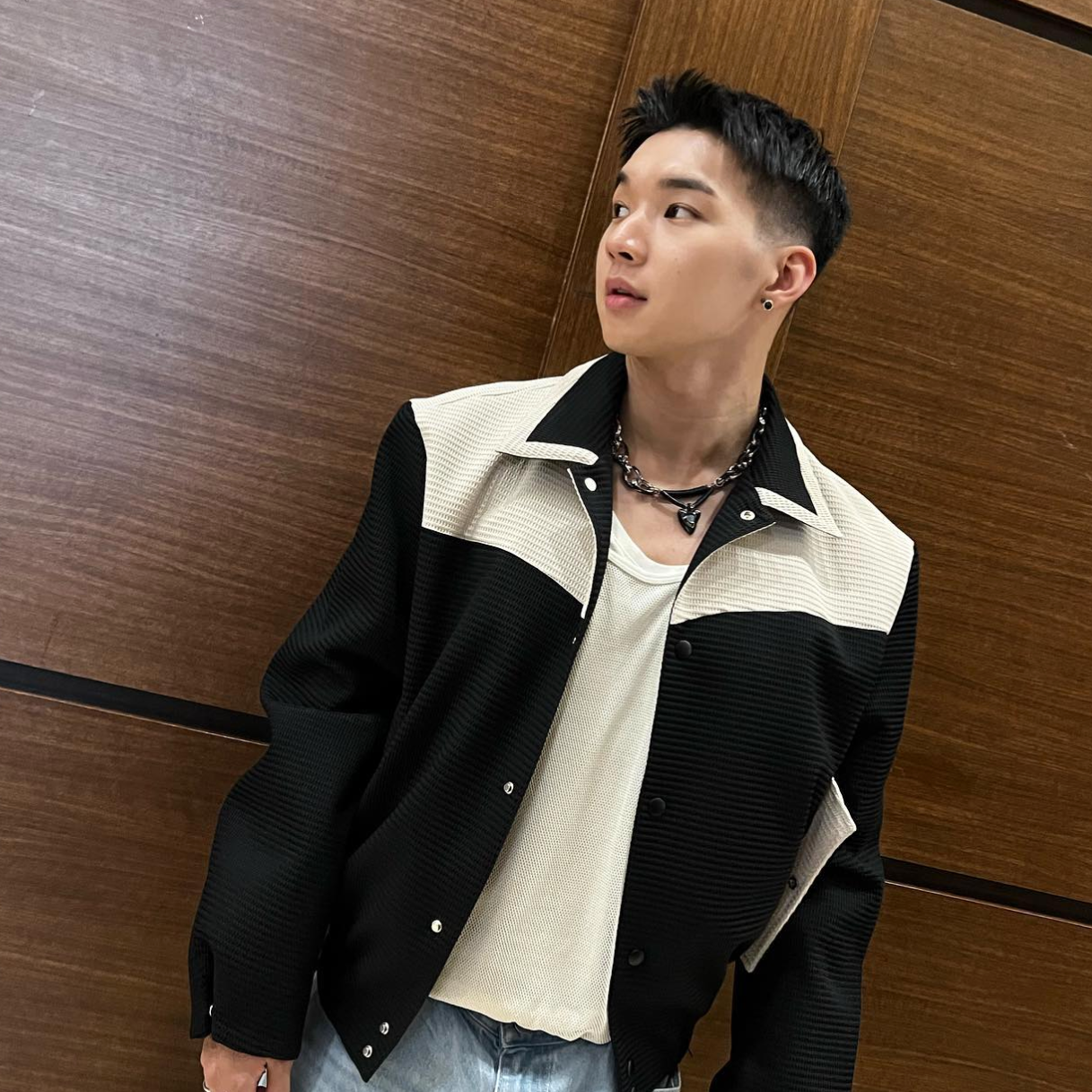 댄서_카운터가_측면을_보며_서있다